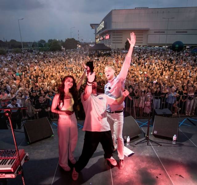 Koncert na scenie przed Galerią Jurajską, tłum publiczności